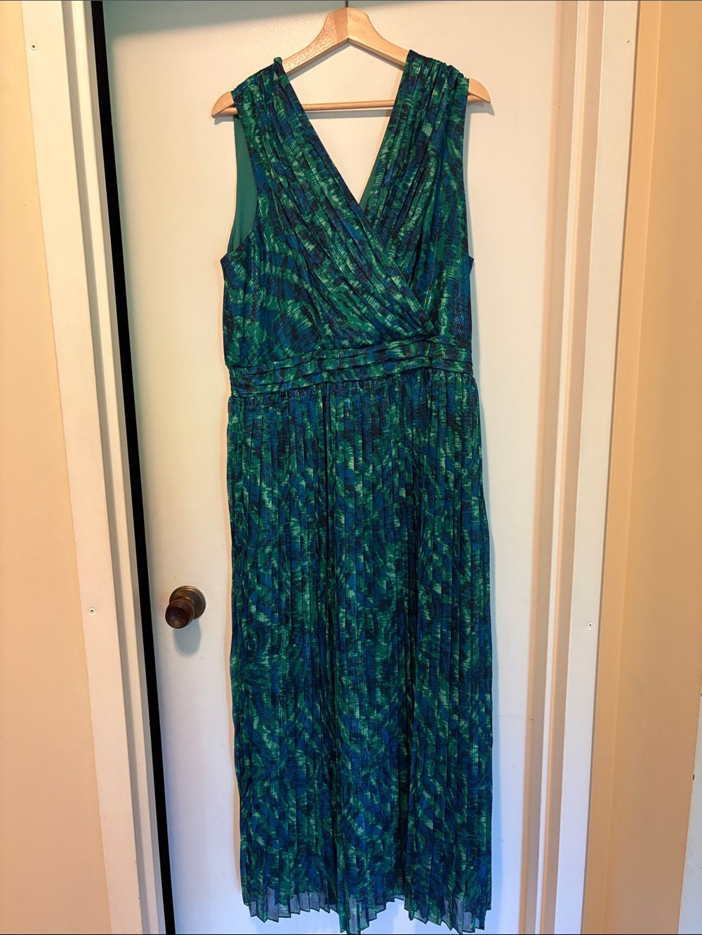 Green Blue Sleeveless V-Neck Pleated Maxi Dress